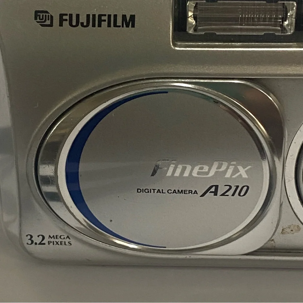 Fujifilm FinePix A210 3.2 MP Digital Camera Silver Fujinon 3x Optical Zoom VTG
